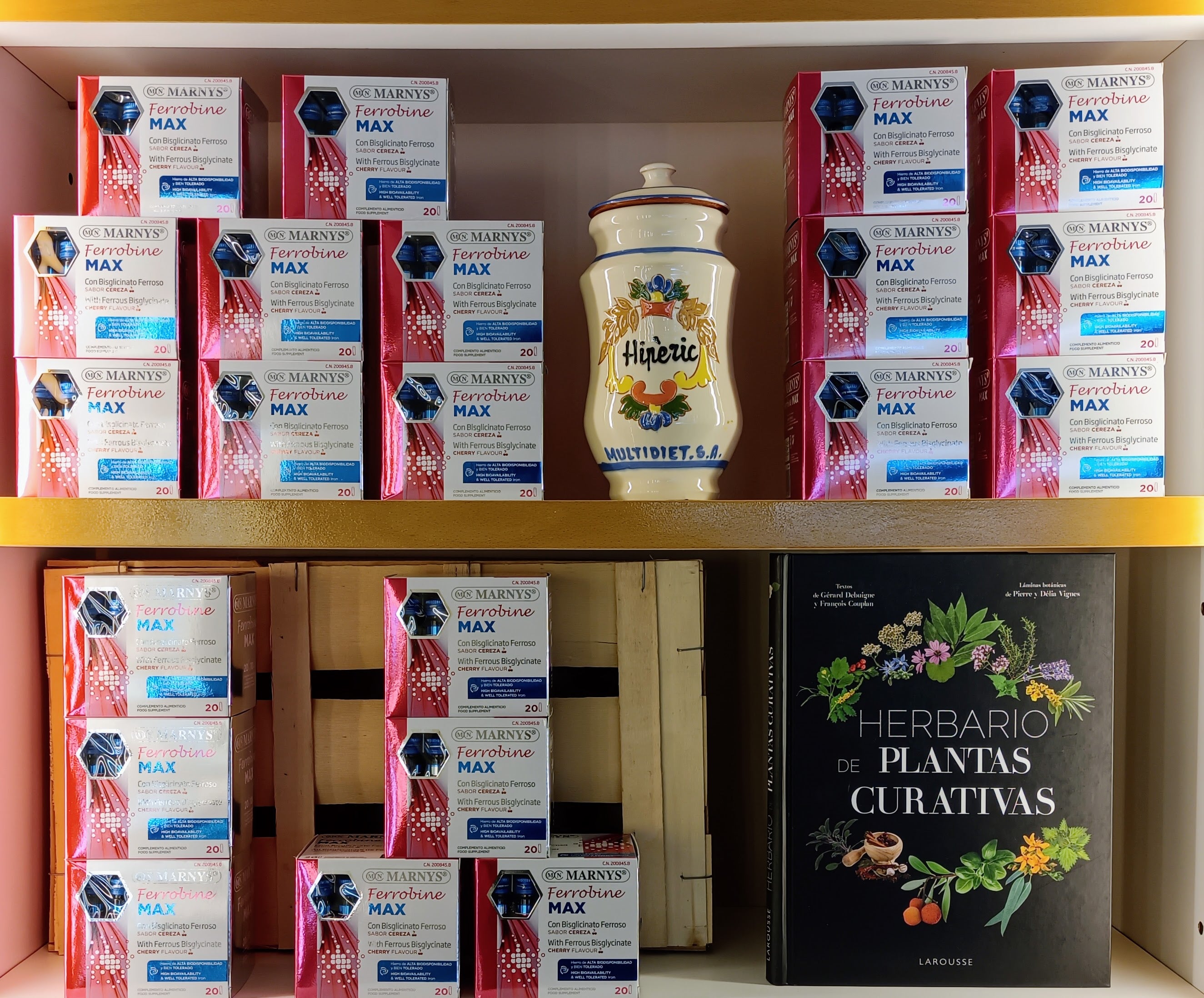 Ferrobine Max de Marnys y herbario de plantas curativas en tienda de dietética Cornella, Barcelona